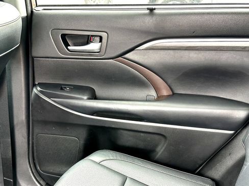 Used 2018 Toyota Highlander Limited FWD image 18