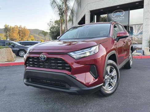 Used 2022 Toyota RAV4 XLE w/ Convenience Package FWD image 2