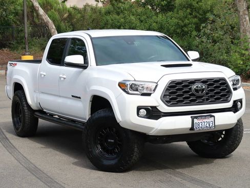 Used 2020 Toyota Tacoma TRD Sport w/ Technology Package AWD/4WD image 2