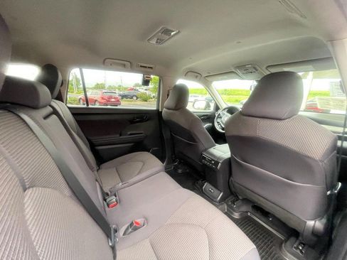 Used 2021 Toyota Highlander LE AWD/4WD image 11
