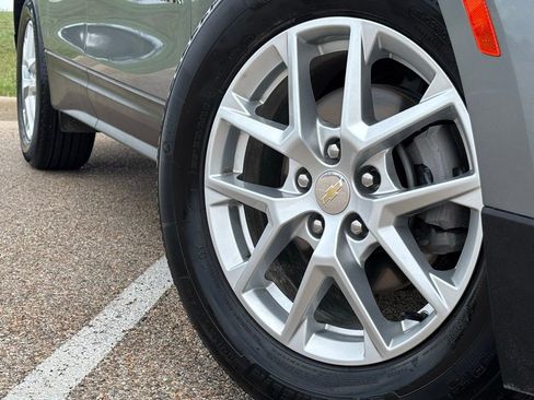 Used 2024 Chevrolet Equinox LT image 2