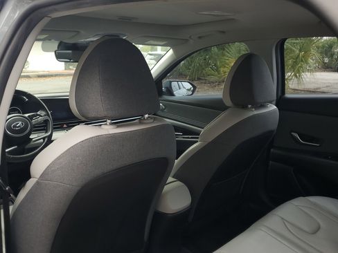 Used 2022 Hyundai Elantra Limited image 12