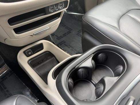 Used 2023 Chrysler Pacifica Touring-L FWD image 37