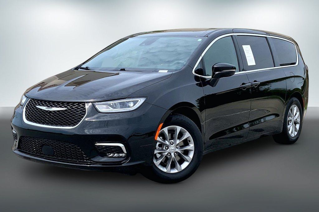 Used 2026 Chrysler Pacifica Limited FWD image 2