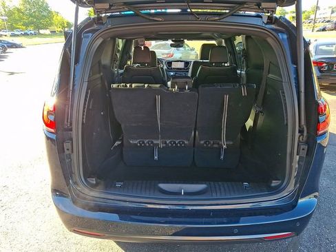 Used 2025 Chrysler Pacifica Limited FWD image 29