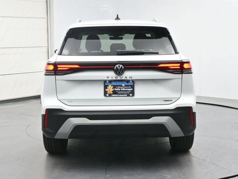 Used 2025 Volkswagen Tiguan SE AWD/4WD image 24