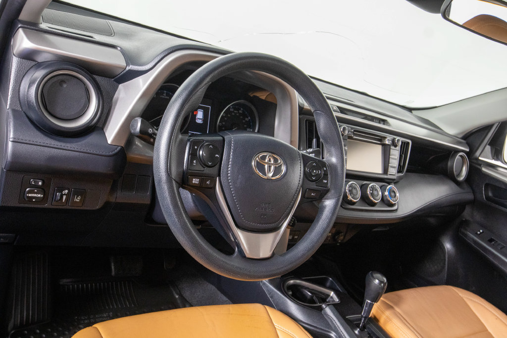 Used 2018 Toyota RAV4 LE FWD image 17