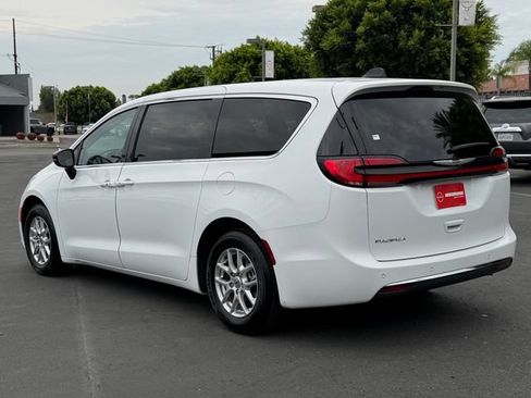 Used 2024 Chrysler Pacifica Touring-L FWD image 5