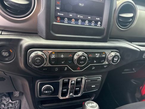 Used 2018 Jeep Wrangler Unlimited Sport S AWD/4WD image 28