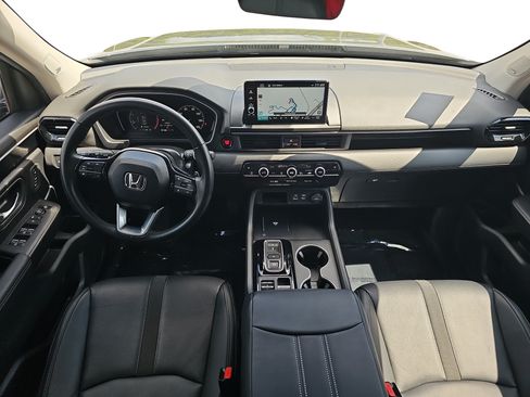Used 2025 Honda Pilot Touring image 9