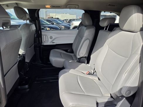 Used 2026 Toyota Sienna XLE FWD image 30