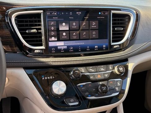 Used 2024 Chrysler Pacifica Limited FWD image 20