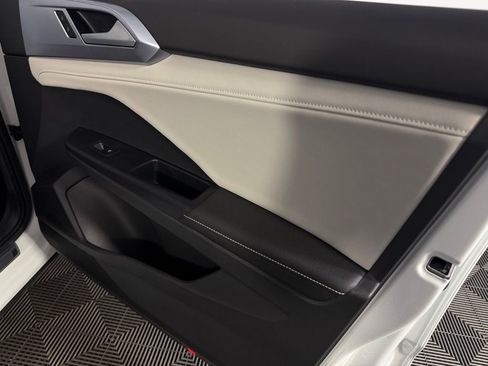 Used 2025 Volkswagen Taos SE w/ Panoramic Sunroof Package image 32