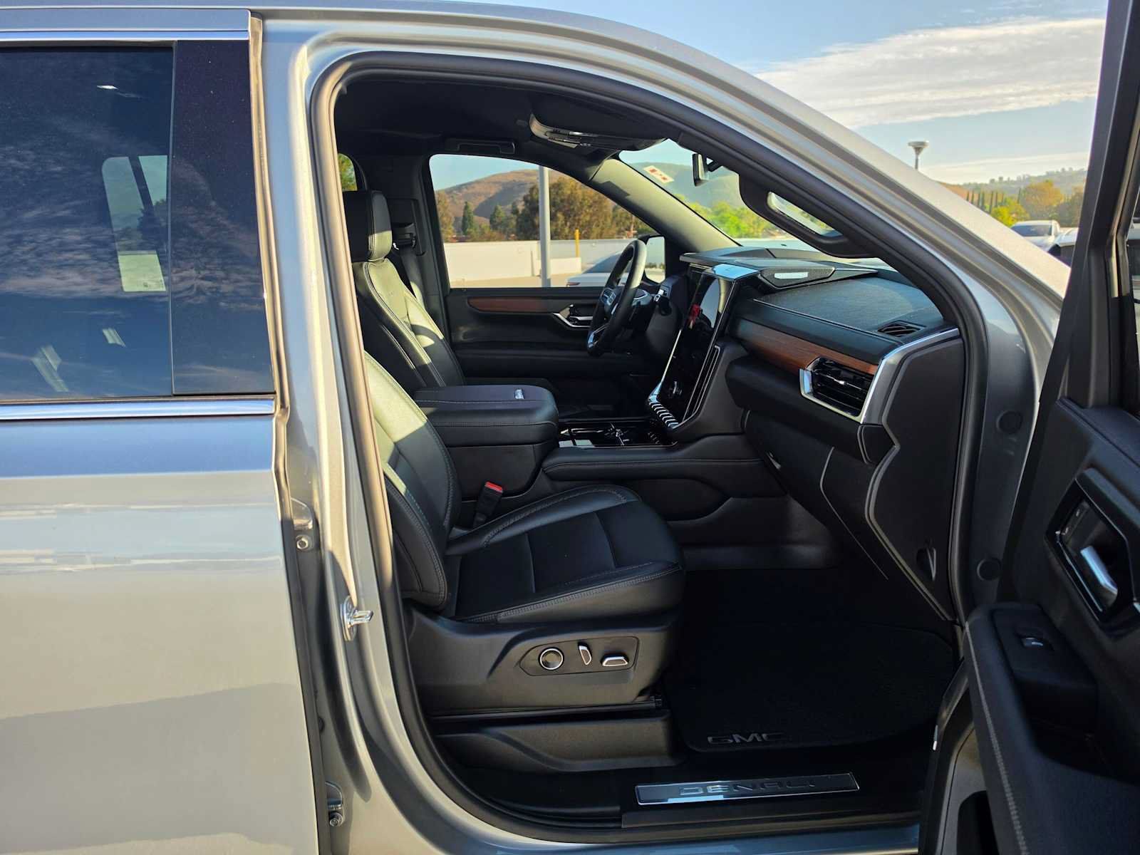 Used 2025 GMC Yukon XL Denali AWD/4WD image 10