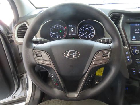 Used 2017 Hyundai Santa Fe SE FWD image 13