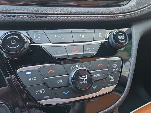 Used 2024 Chrysler Pacifica Pinnacle image 66