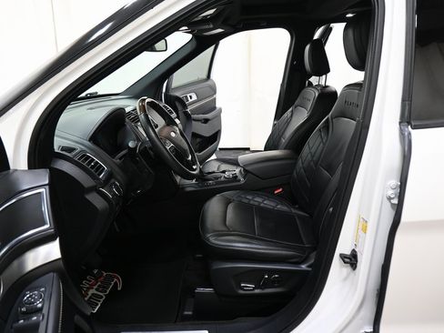 Used 2018 Ford Explorer Platinum image 7