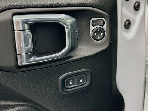 Used 2025 Jeep Wrangler Willys AWD/4WD image 15