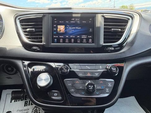 Used 2019 Chrysler Pacifica Touring Plus w/ S Appearance Package FWD image 11