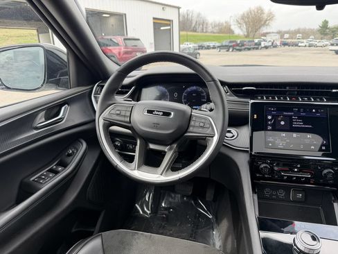 Used 2024 Jeep Grand Cherokee L Altitude AWD/4WD image 17
