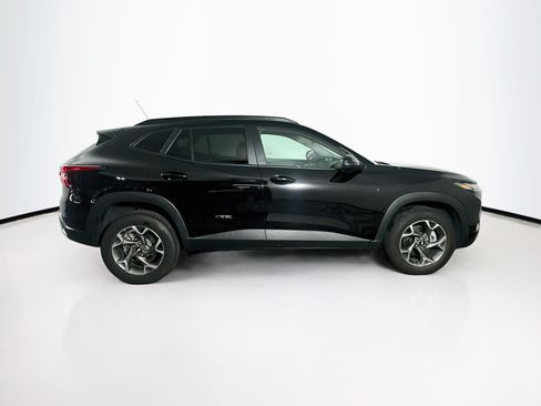 Used 2025 Chevrolet Trax LT w/ LT Convenience Package FWD image 10