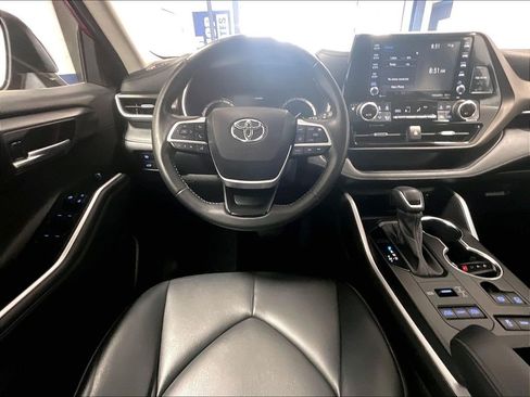 Used 2022 Toyota Highlander XLE AWD/4WD image 17
