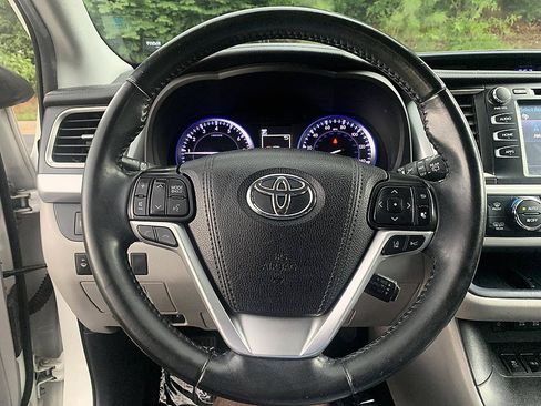 Used 2019 Toyota Highlander XLE FWD image 14