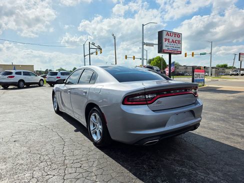 Used 2017 Dodge Charger SE RWD image 4