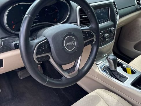 Used 2019 Jeep Grand Cherokee Laredo RWD image 2