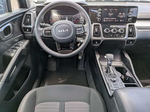 Used 2023 Kia Sorento LX FWD image 12