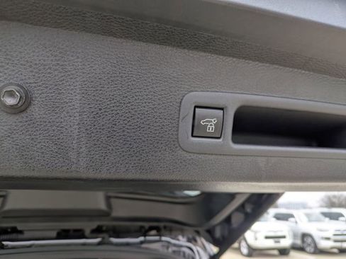 Used 2025 Toyota Sienna Platinum image 29