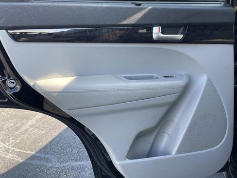 Used 2014 Kia Sorento LX image 11