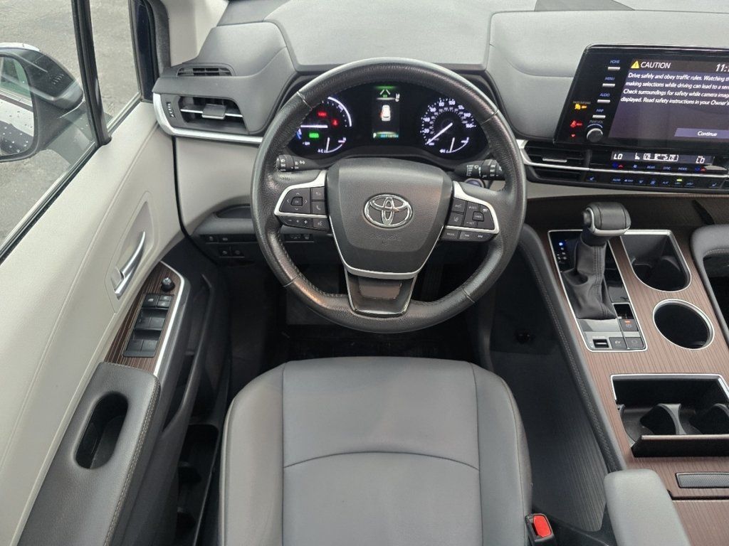Certified 2024 Toyota Sienna XLE FWD image 25
