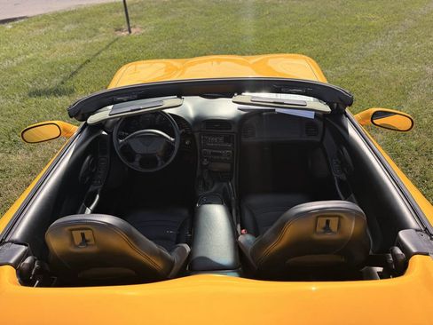 Used 2002 Chevrolet Corvette Convertible w/ Preferred Equipment Group1 RWD image 5