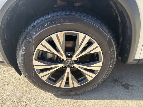 Used 2023 Nissan Rogue SV image 9