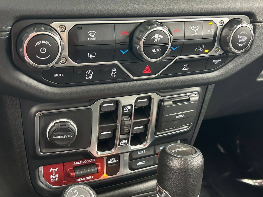 Used 2024 Jeep Gladiator Mojave AWD/4WD image 35