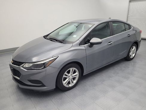 Used 2018 Chevrolet Cruze LT w/ Convenience Package FWD image 2
