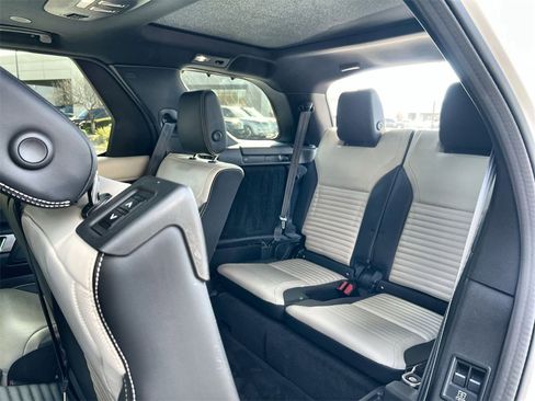 Used 2024 Land Rover Discovery Metropolitan Edition image 19