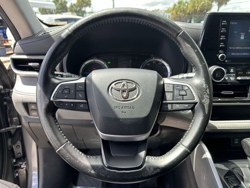 Used 2022 Toyota Highlander LE image 11