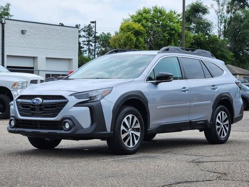 Used 2024 Subaru Outback Premium AWD/4WD image 6