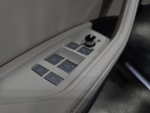 Used 2021 Audi e-tron Premium Plus image 28