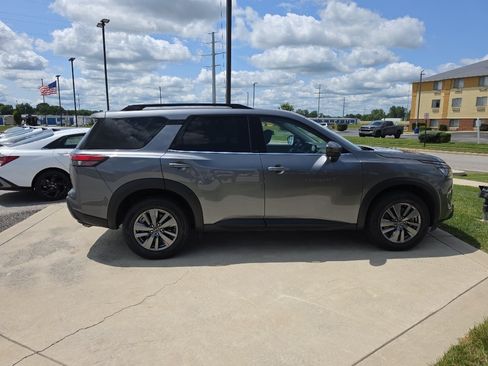 Used 2025 Nissan Pathfinder SV AWD/4WD image 4