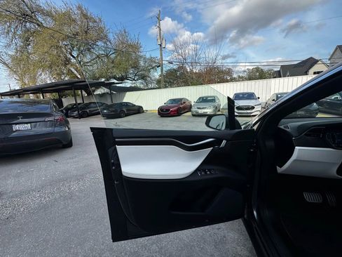 Used 2016 Tesla Model X Performance image 15