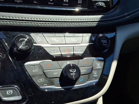 Used 2023 Chrysler Pacifica Limited FWD image 20