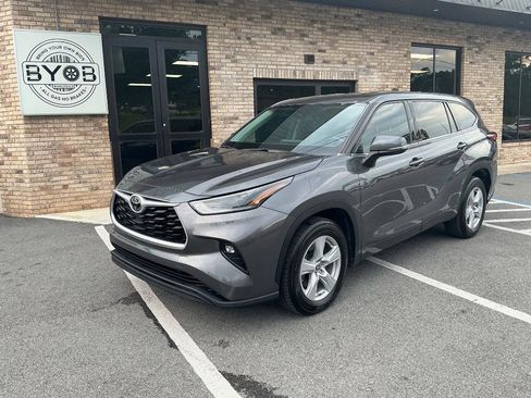 Used 2021 Toyota Highlander LE FWD image 1