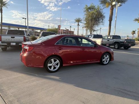 Used 2014 Toyota Camry SE w/ Moonroof Package FWD image 4