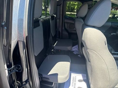 Used 2019 Toyota Tacoma SR5 AWD/4WD image 12