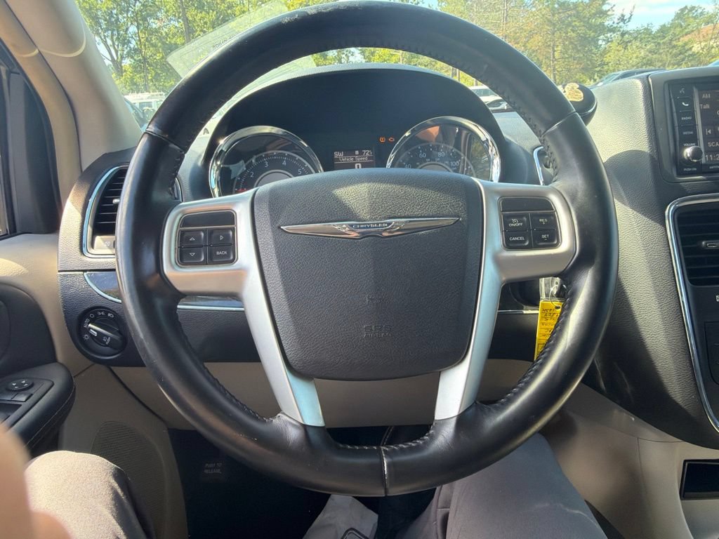 Used 2015 Chrysler Town & Country Touring FWD image 12