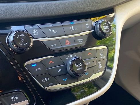 Used 2024 Chrysler Pacifica Touring-L FWD image 27