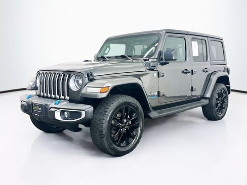 Used 2022 Jeep Wrangler Unlimited Sahara w/ Dual Top Group AWD/4WD image 3